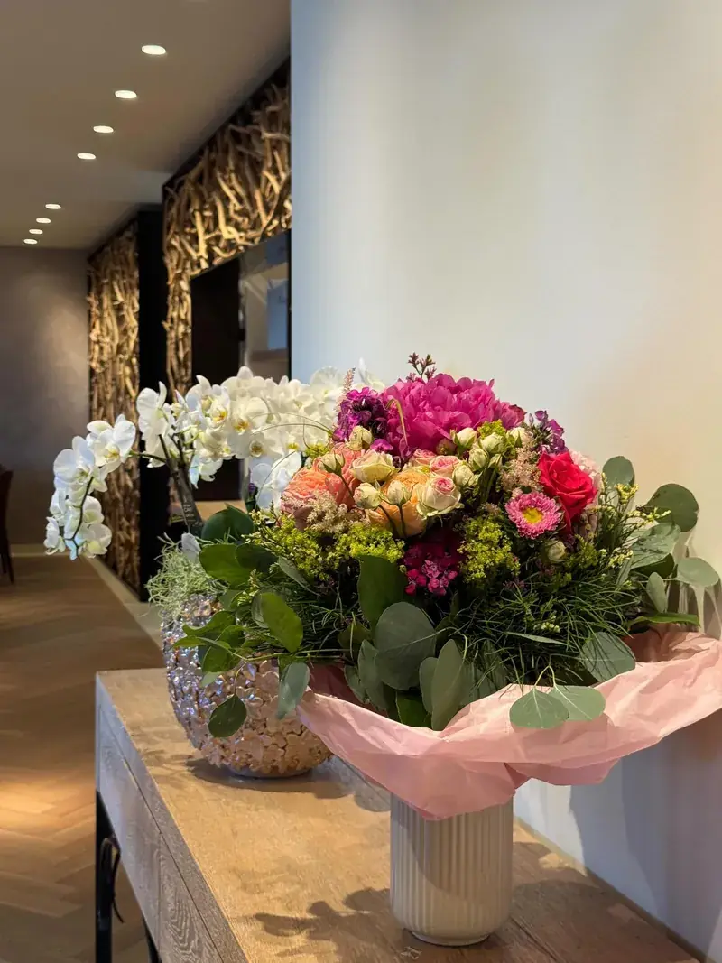 Blumen und Orchideen am Empfang