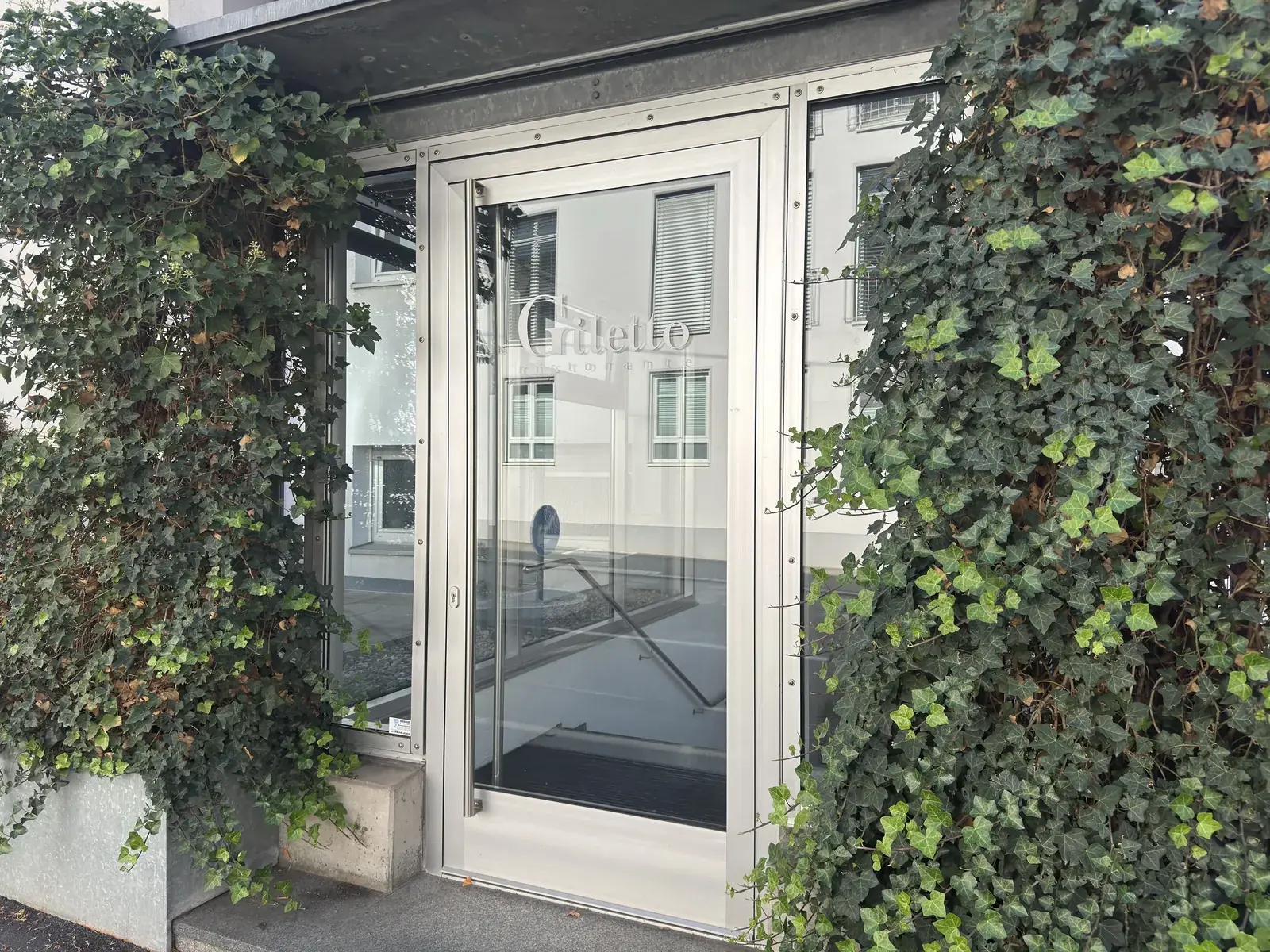 Eingang des Giletto mit Efeu in der Michelsbergstraße