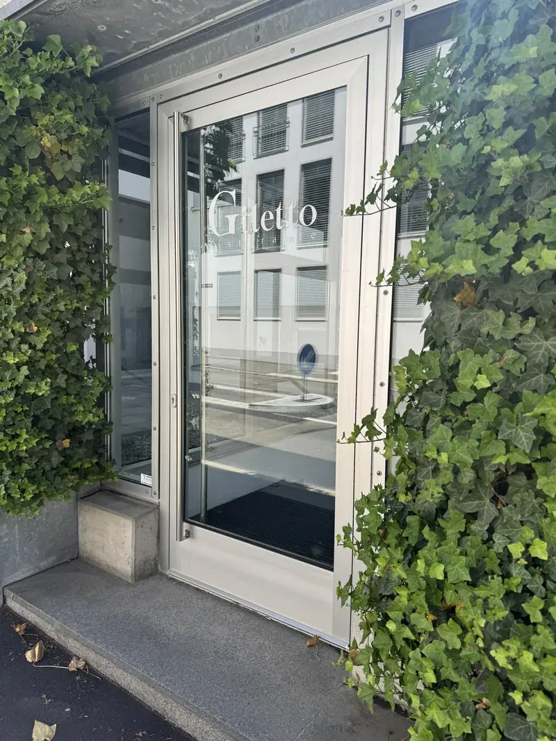 Eingang des Giletto mit Efeu in der Michelsbergstraße