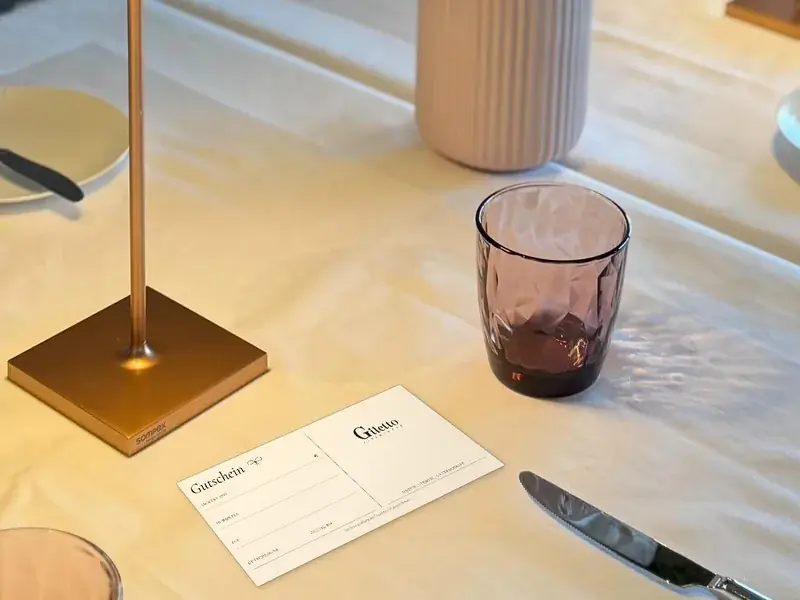 Giletto-Gutschein auf einem gedeckten Tisch im Restaurant