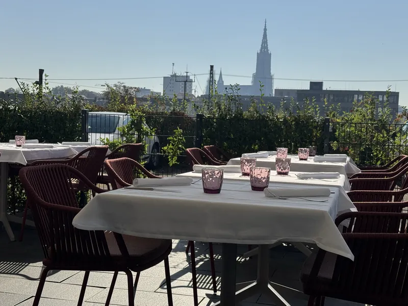 Gedeckte Tische auf der Terrasse mit Blick auf das Ulmer Münster
